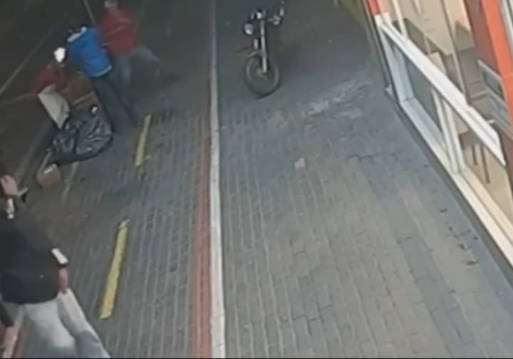  Câmeras flagram momento em que homem atira contra namorado da mãe (com imagens)